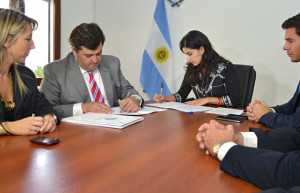 10-04-medios-min-cansino-firma-de-convenio